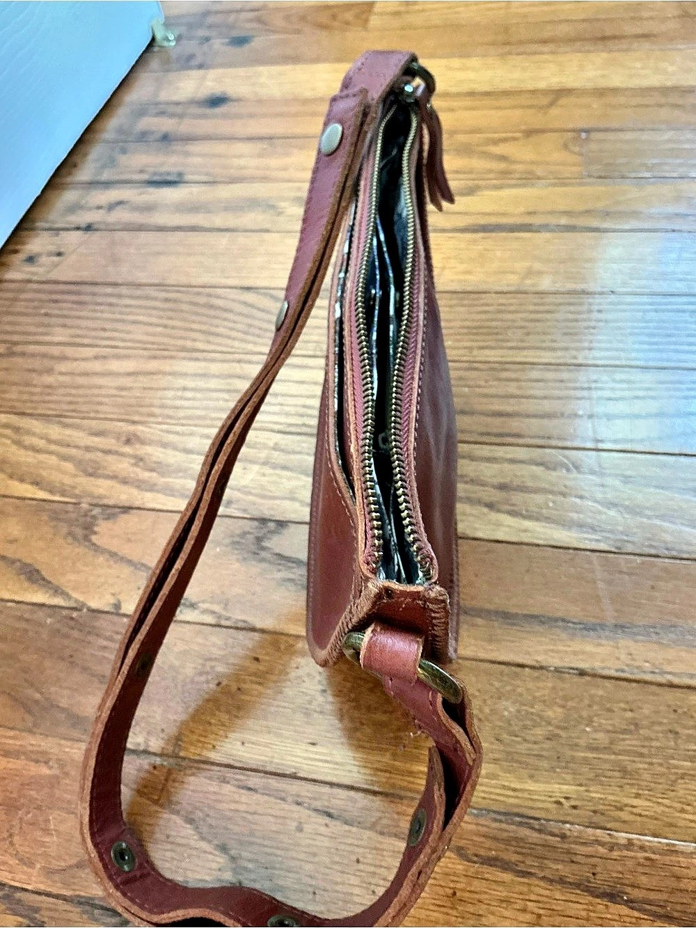 Lyons Leather Co. Bee Cognac Brown Leather Crossbody Bag - Picture 5 of 16
